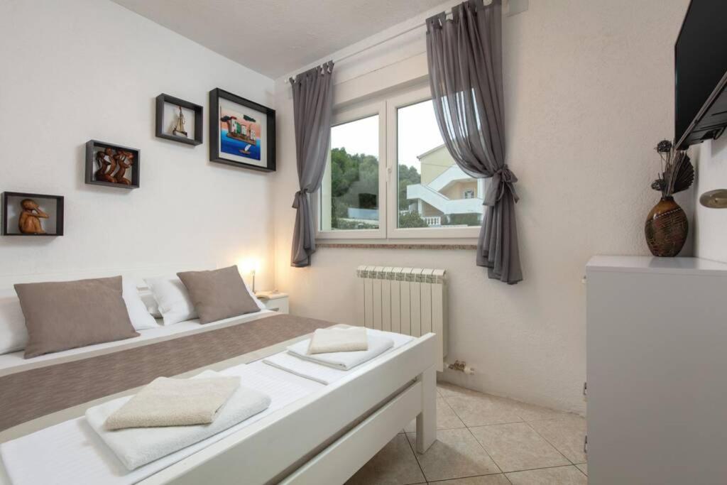 Villa Lipovac โตรกีร์ ภายนอก รูปภาพ