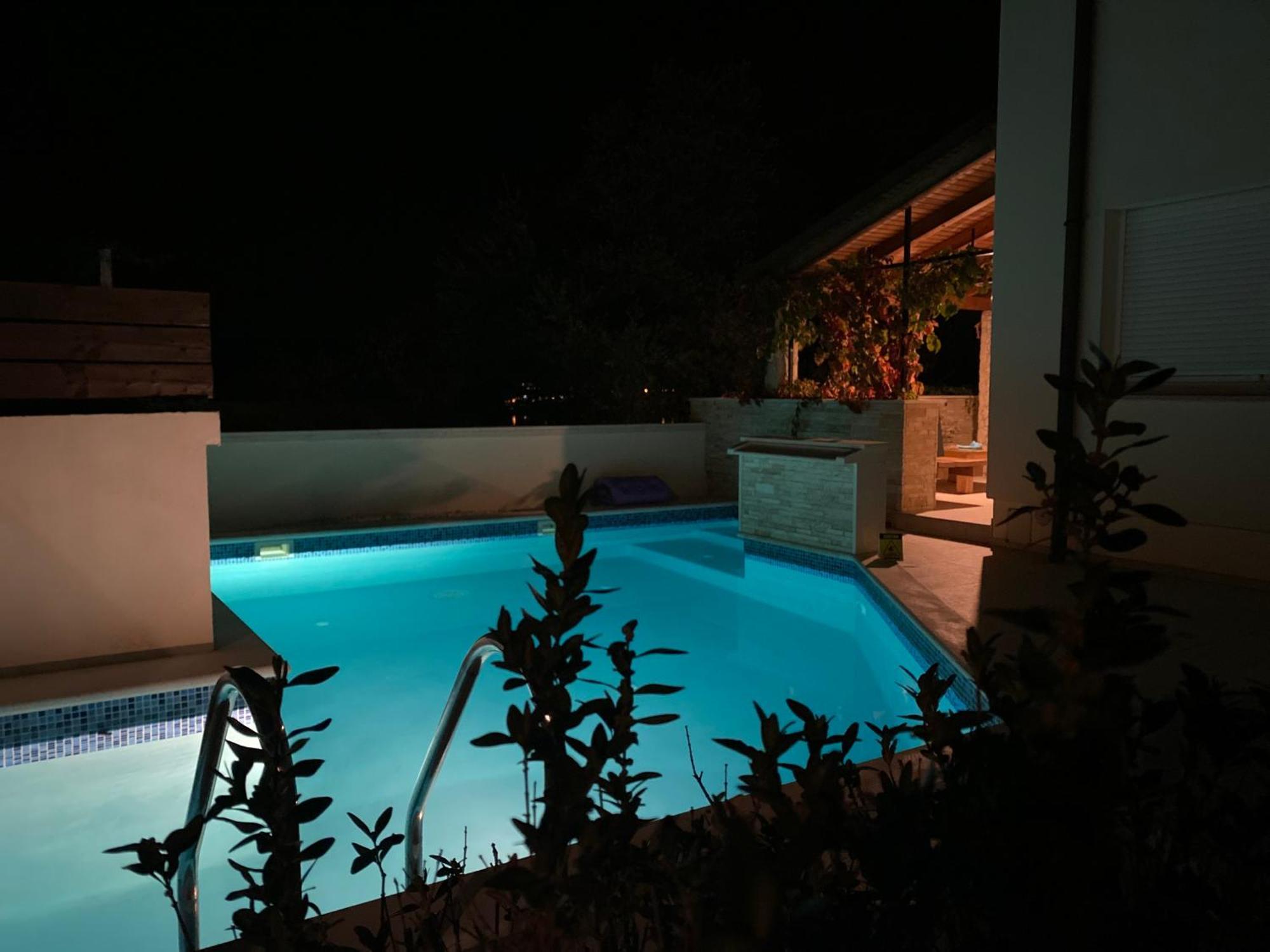 Villa Lipovac โตรกีร์ ภายนอก รูปภาพ